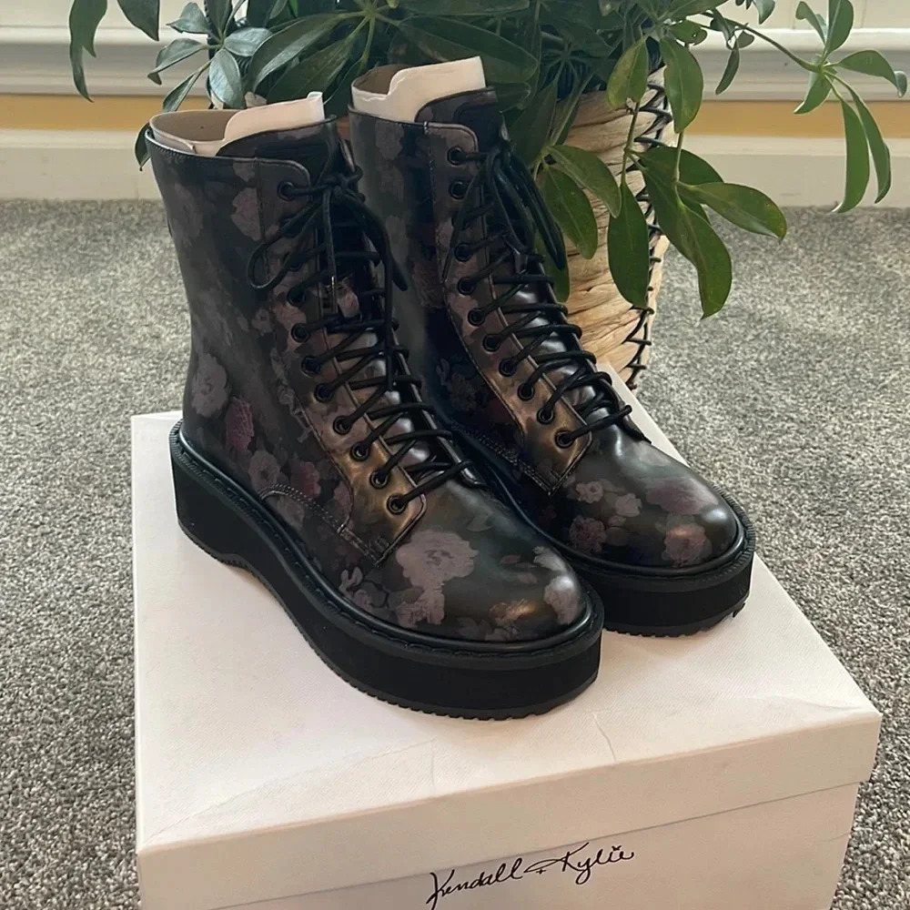 NEW!!! 🔥 Kendall & Kylie black floral combat boots 5